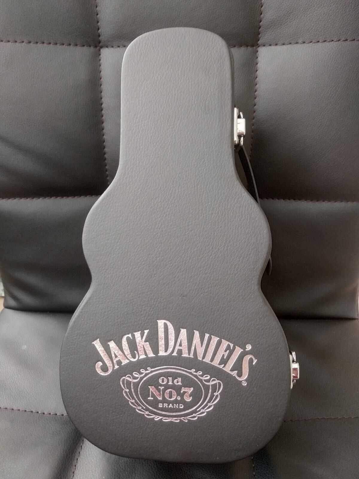 WHISKY JACK DANIELS LIMITED EDITION COLLECTABLE GUITAR CASE BOX STOPPER Original