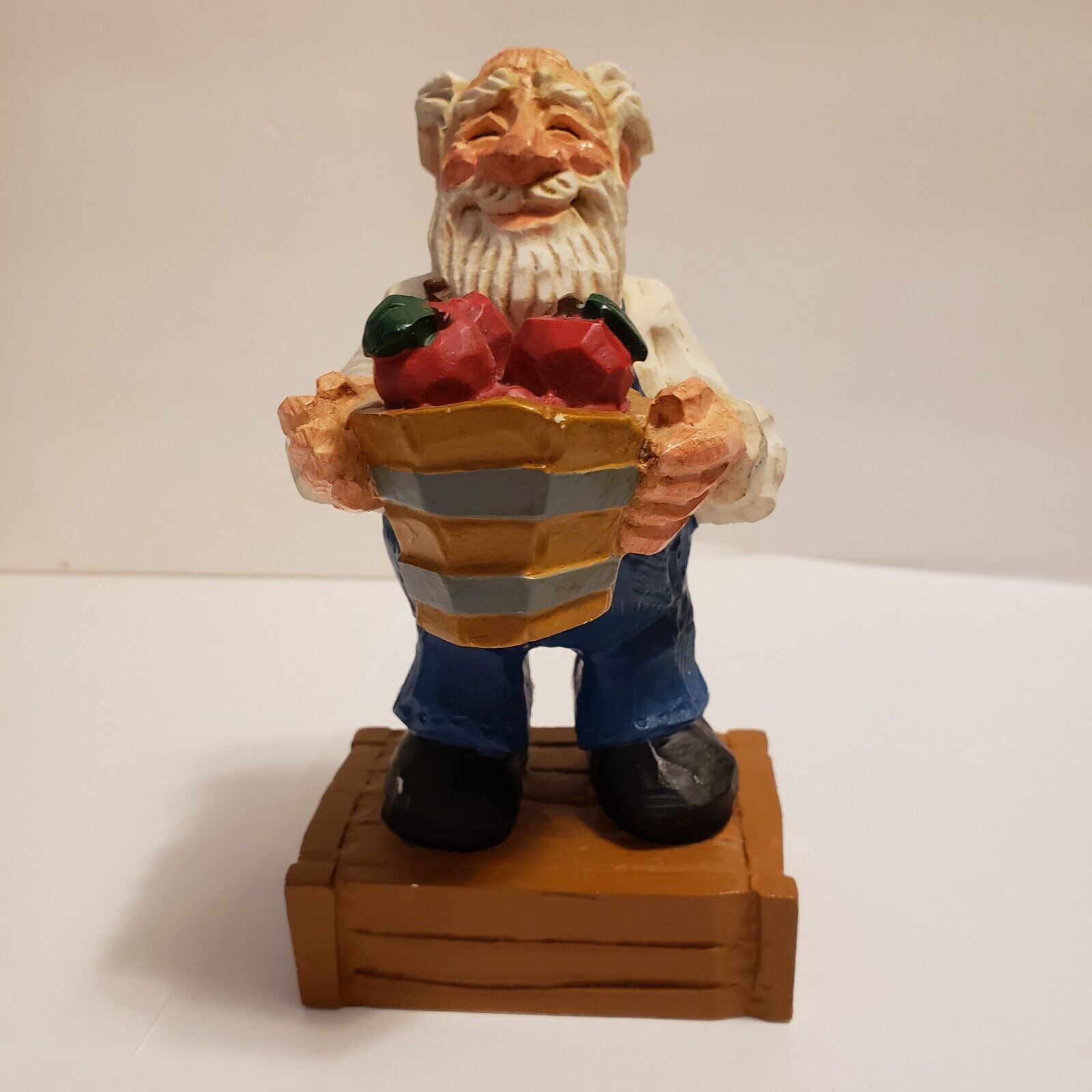 David Frykman Figurine The Old Farmer Holding Apples 1995 DF3011 Pre-owned