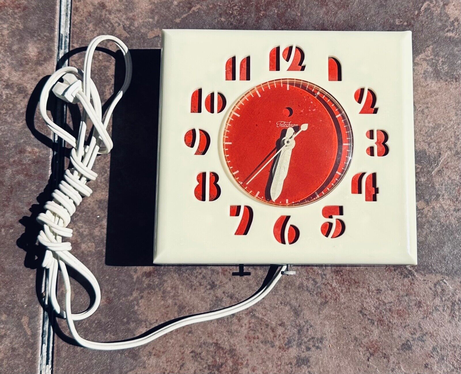 Kitchen Wall Clock Red and White Telechron Model 2H27 very good condition *RUNS*