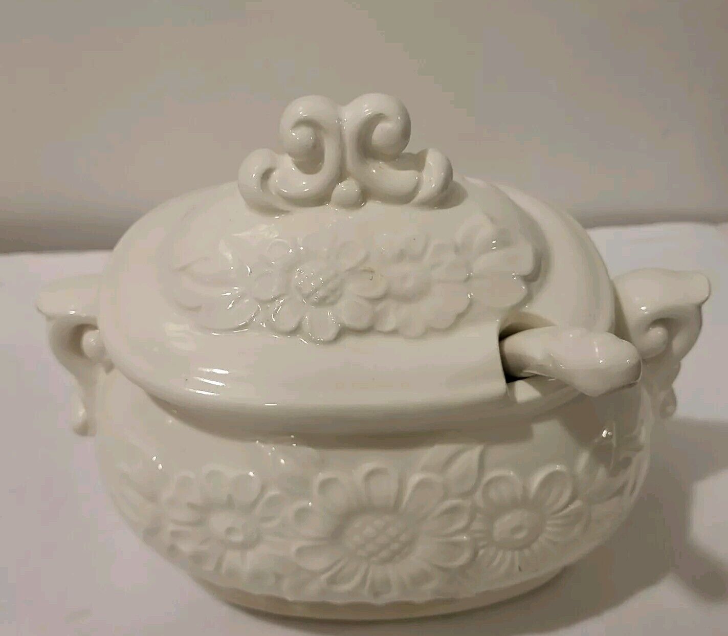 Vintage White Ceramic Embossed Daisy Porcelain Tureen Soup Dish /Lid/Ladle Japan