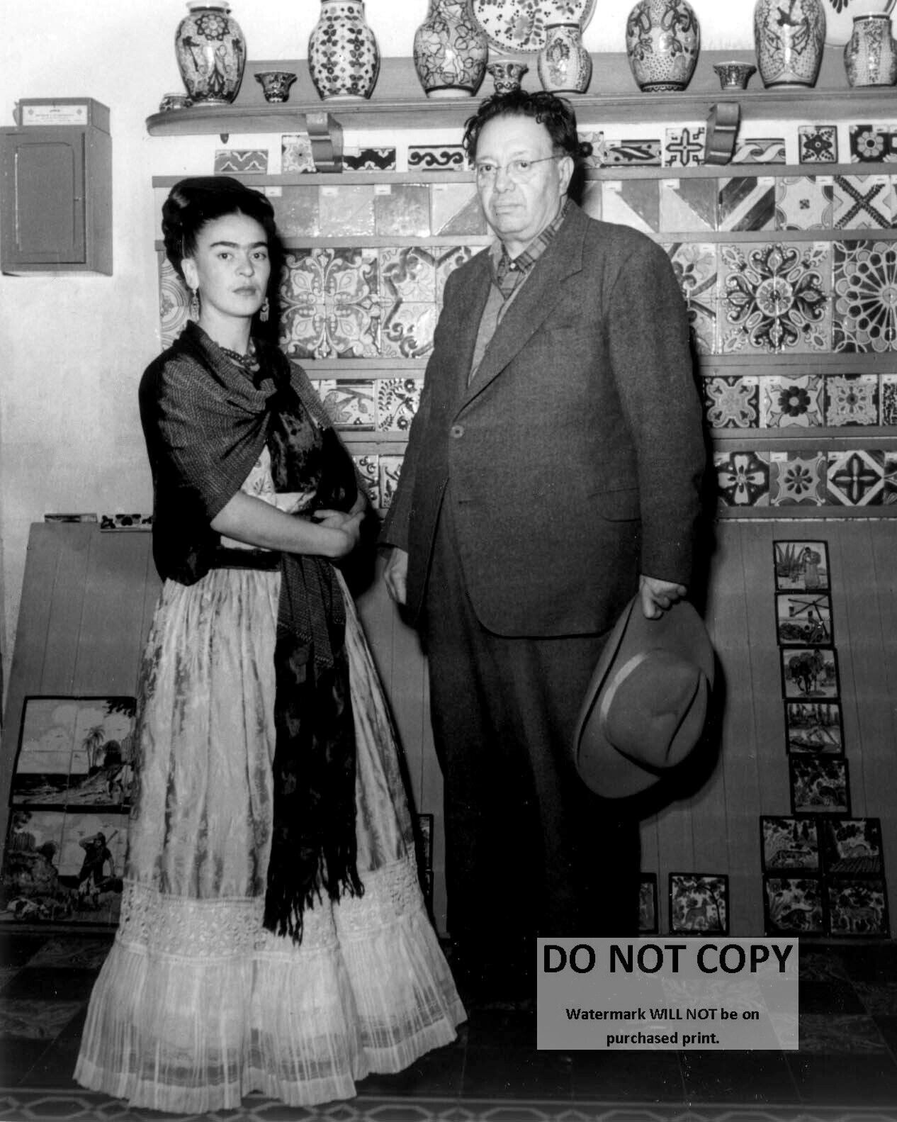 FRIDA KAHLO WITH HUSBAND DIEGO RIVERA MEXICAN PAINTERS - 8X10 PHOTO (FB-492)