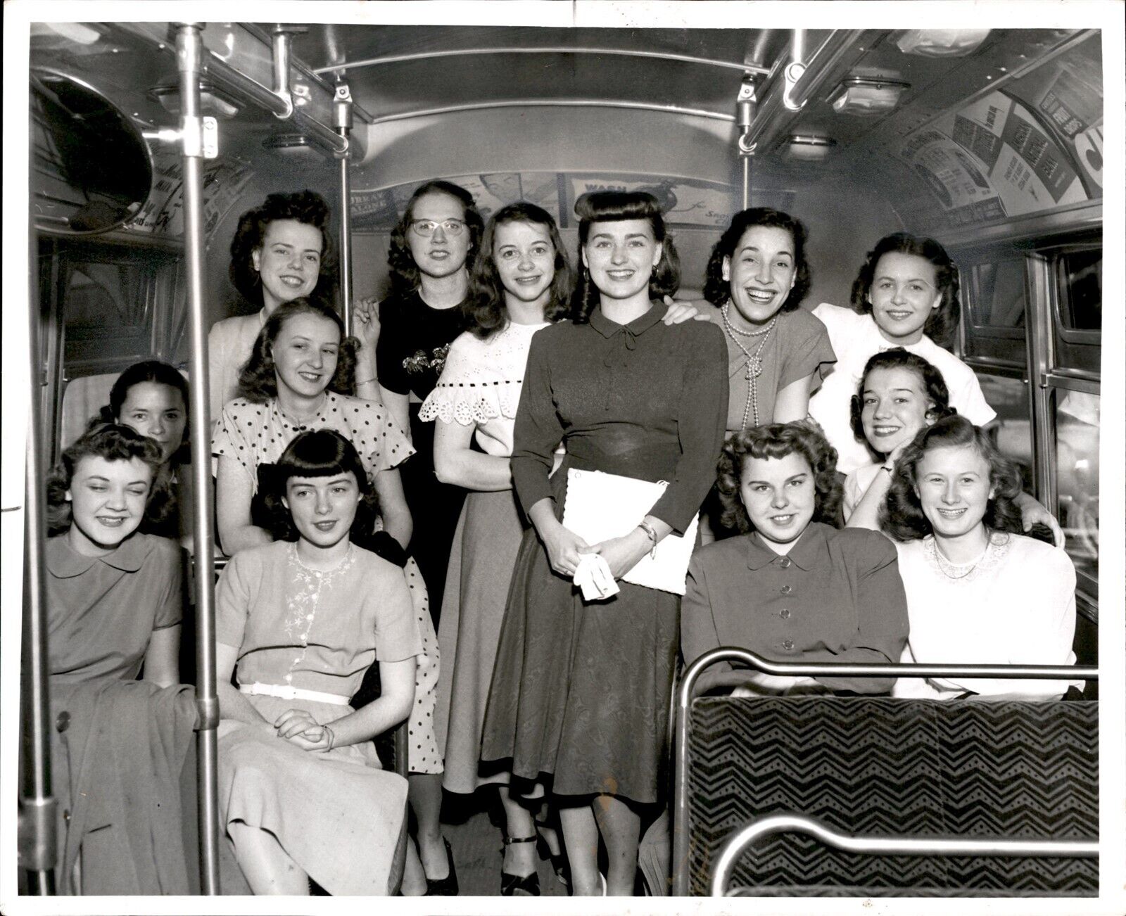 LG29 1948 Original Photo WOMEN\'S INSTITUTE TALENT CONTESTANTS GO ON TOUR OF CITY