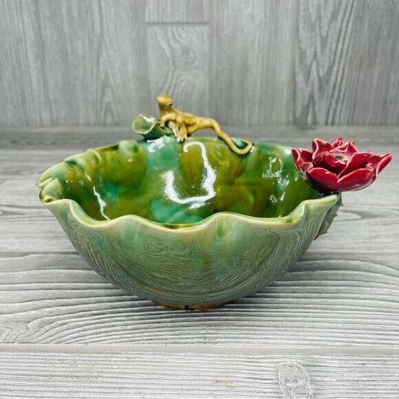 Vintage Majolica green glaze trinket dish bowl with flower and lizard decoration