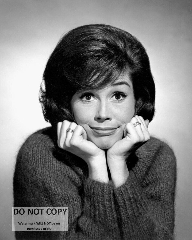 ACTRESS MARY TYLER MOORE - 8X10 PUBLICITY PHOTO (BB-385)