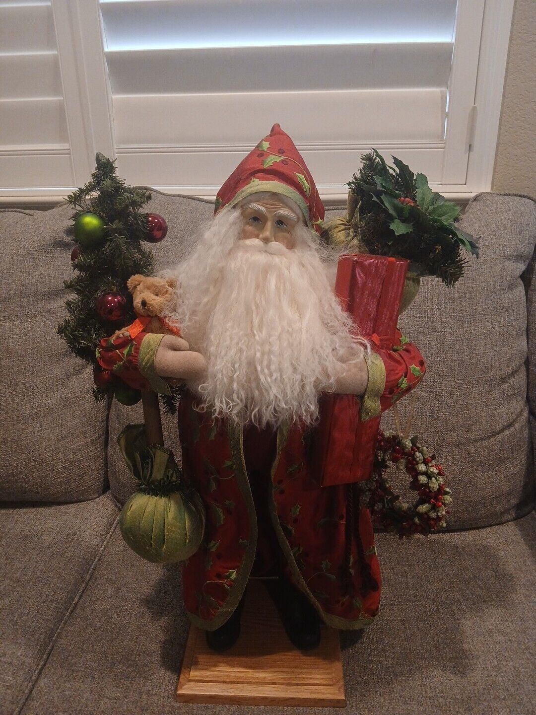 Lynn Haney Holly Berry Splendor Santa. #2866 EXTREMELY RARE