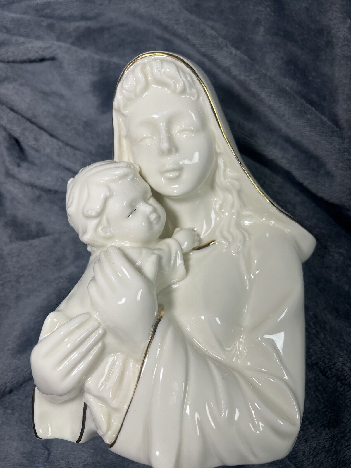 8” Mikasa Fine Porcelain FK001-950, EUC, Mary & Baby Jesus Christmas Gift
