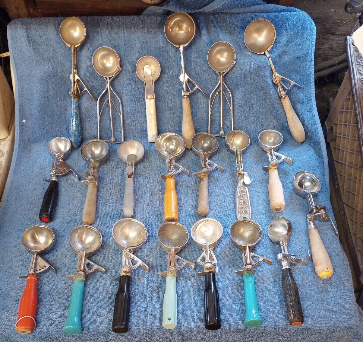 Lot Of (21) Vintage Ice Cream Scoopers. All Work Great. Hamilton Beach & More 