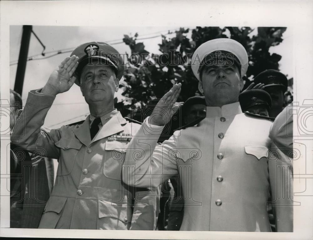 1946 Press Photo R. F. Griffin and Kuzma Derevyanko salute during Tokyo Parade