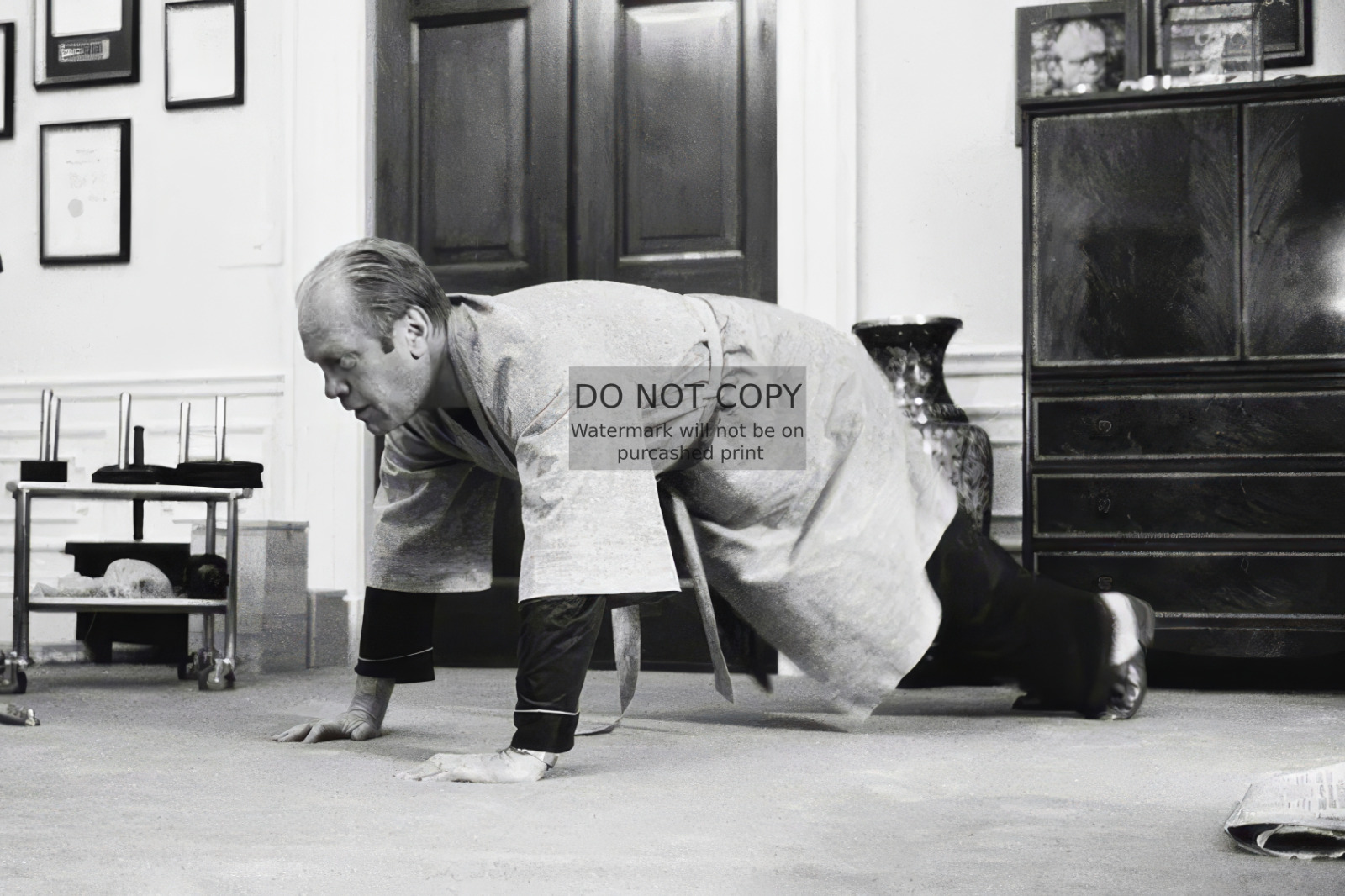 PRESIDENT GERALD FORD DOING PUSH-UPS IN THE WHITE HOUSE 1975 4X6 PHOTO POSTCARD
