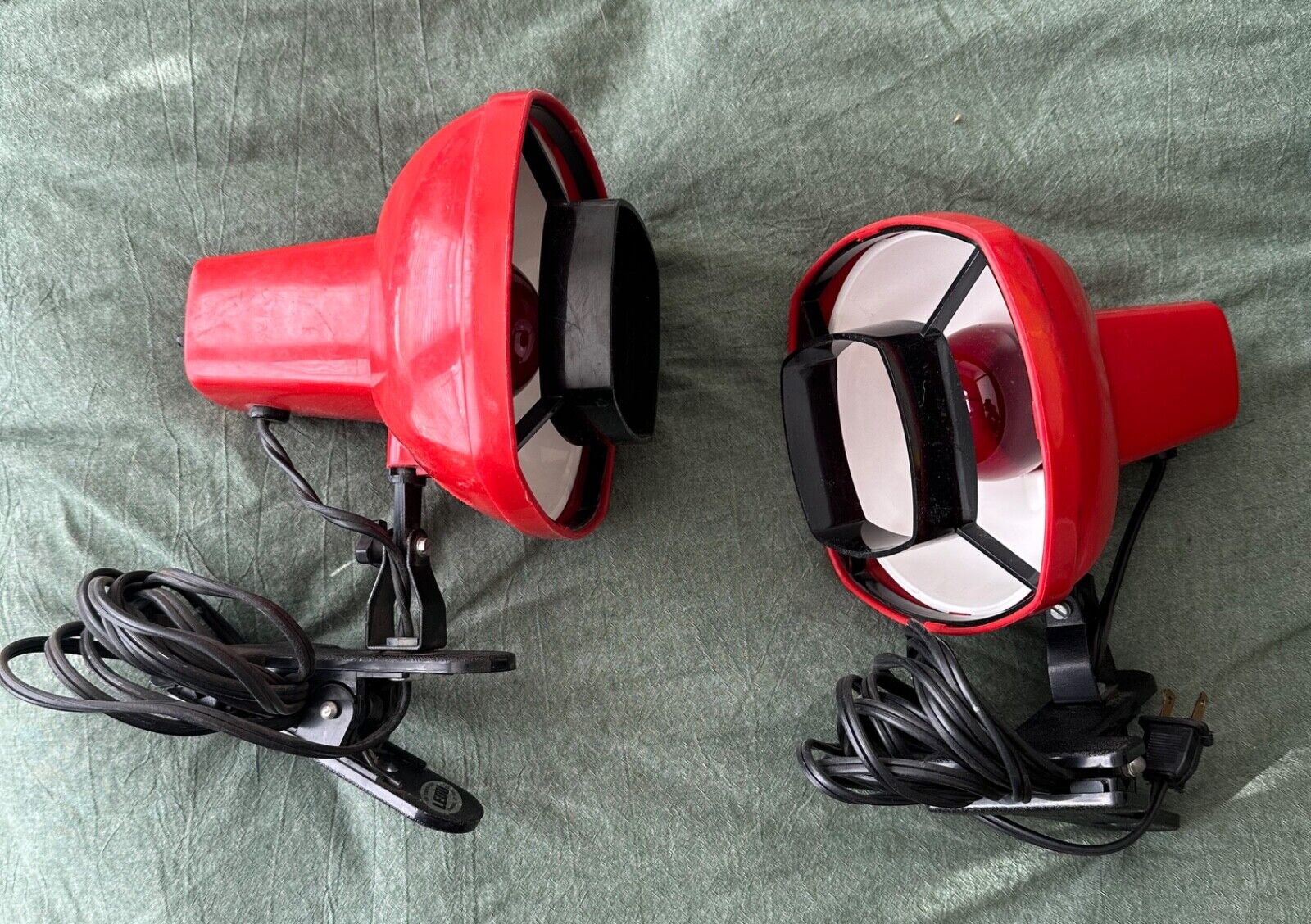 PAIR OF VINTAGE LEDU PLASTIC PORTABLE LIGHTS CLAMP ON CHORDED UNIQUE WORKING RED