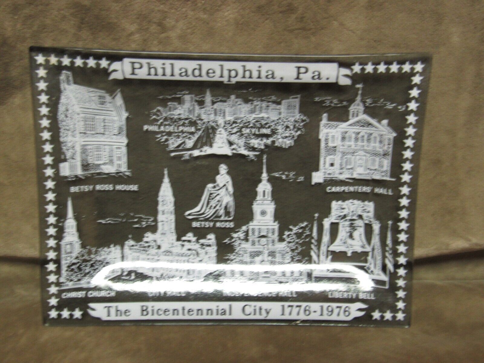 1976 Bicentennial Celebration Souvenir tray Philadelphia Pennsylvania Art Glass