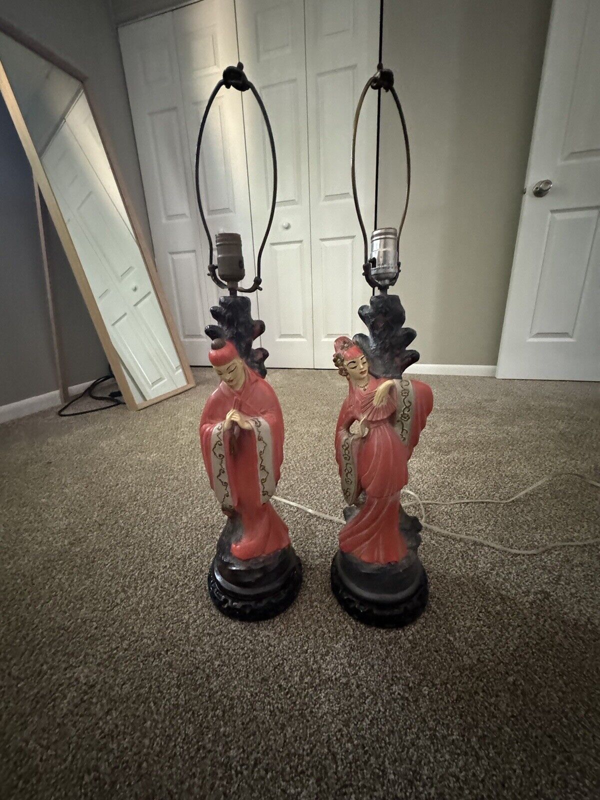 VINTAGE 1950'S BEAUTIFUL ORIENTAL ASIAN PAIR OF CHALKWARE LAMPS W/ SHADES 28