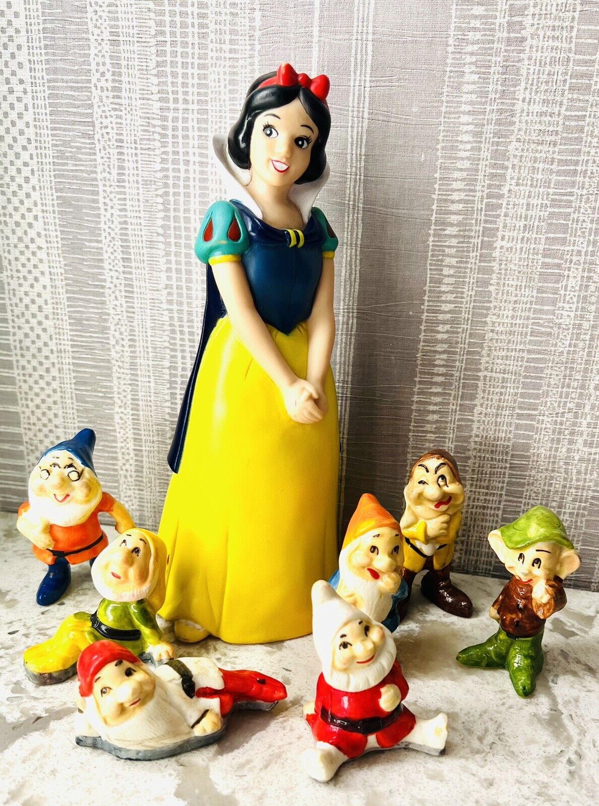 Vintage Disney Snow White & 7 Dwarfs Plastic Figurines Set 7 ¾”x3” Rare set