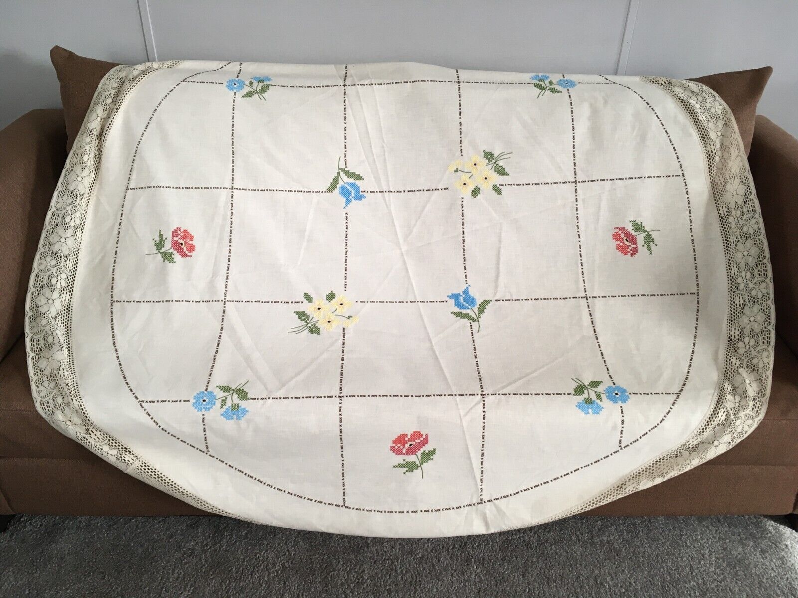 VTG Embroidered Floral Spring Flower Round Tablecloth Cottage Core Country READ