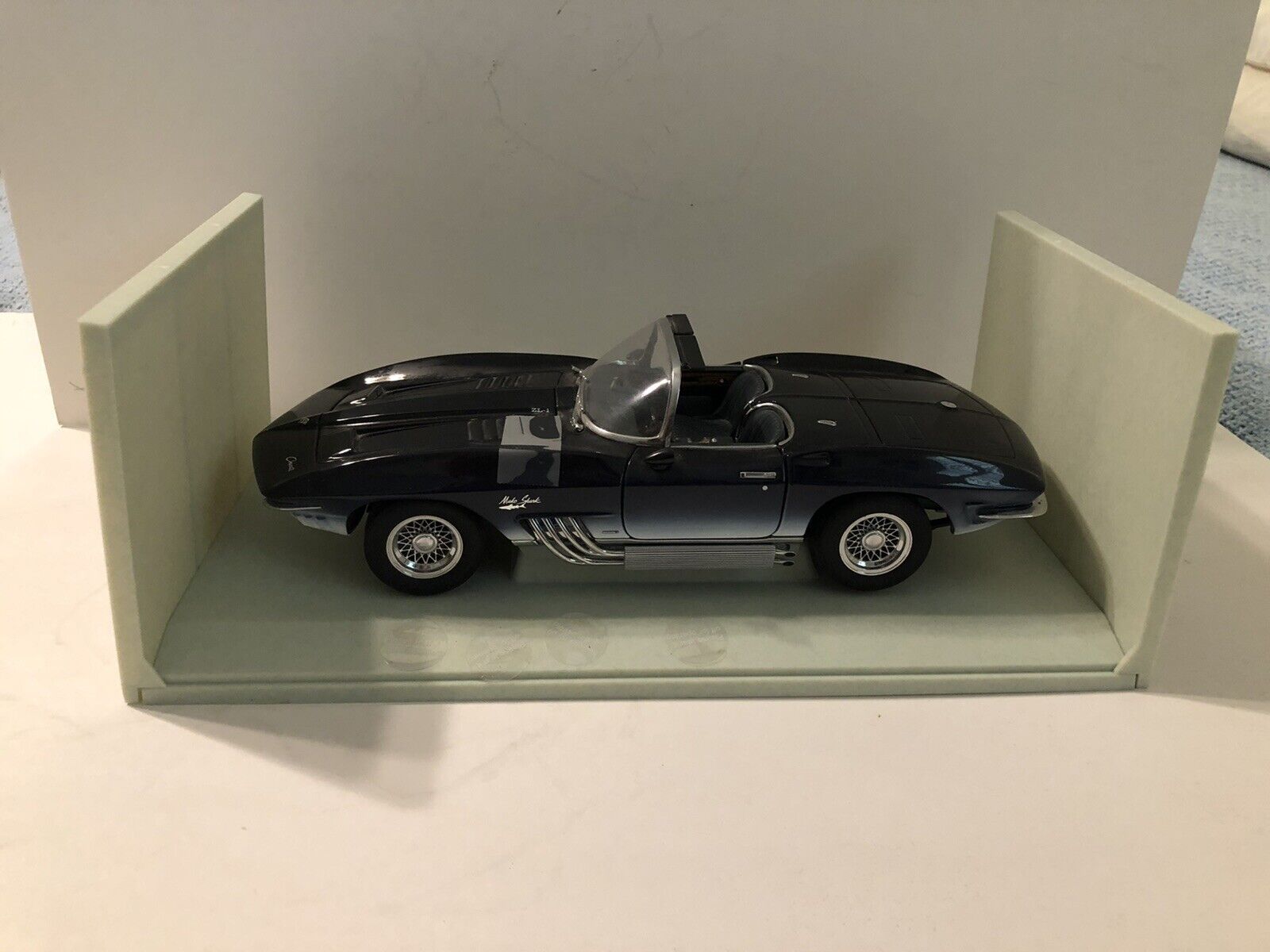 REDUCED 1961 Mako Shark Corvette Die Cast Car 1:18 UT Models