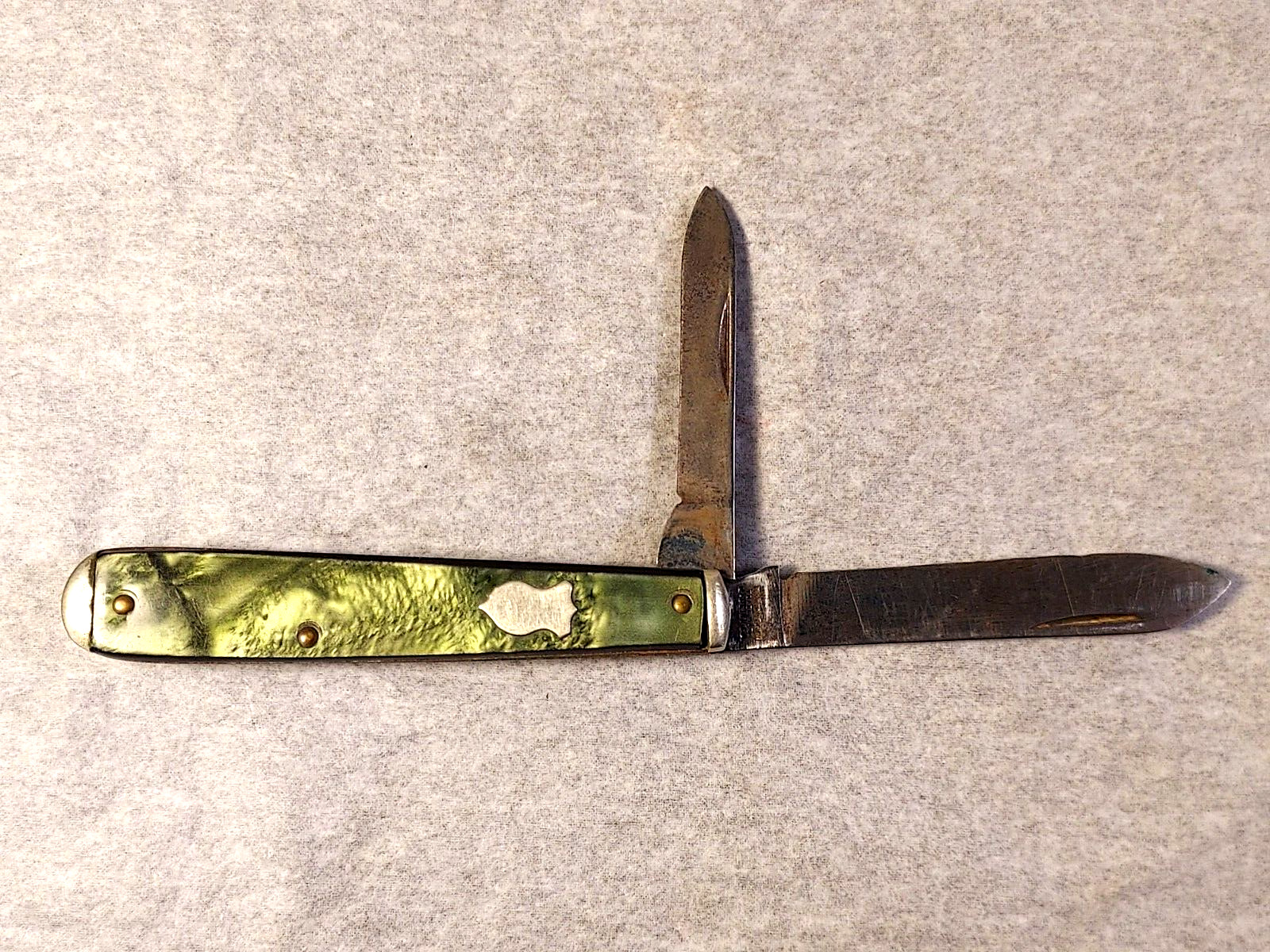 Vintage Winchester Trademark Green Celluloid 2 Blade Pocket Knife Crest Shield