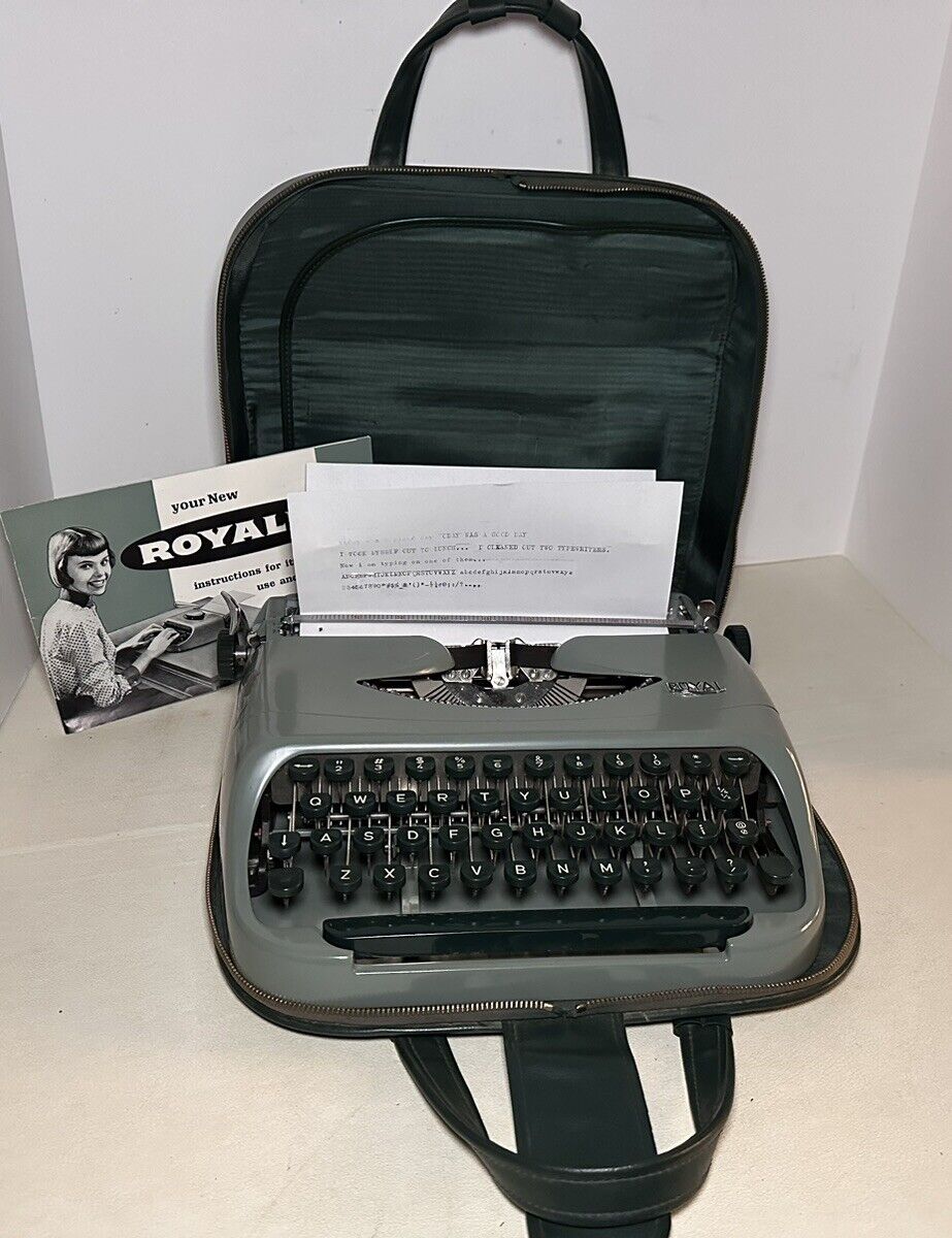 Vintage 1963 Royal Royalite Portable Typewriter w/Carrying Case