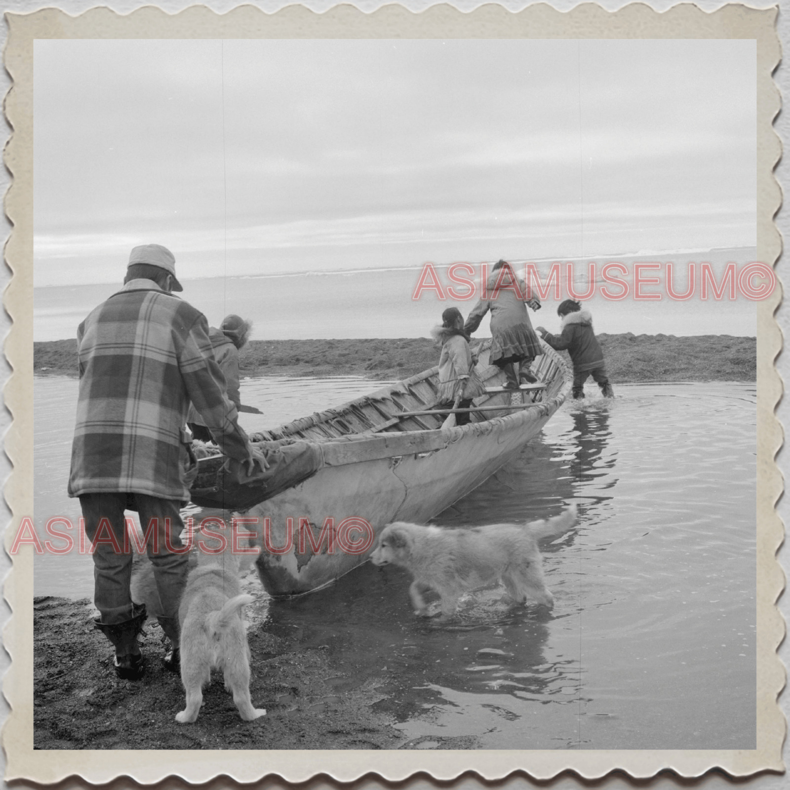 50s UTQIAGVIK NORTH SLOPE BARROW ALASKA CHILDREN BOAT DOG VINTAGE USA Photo 9746