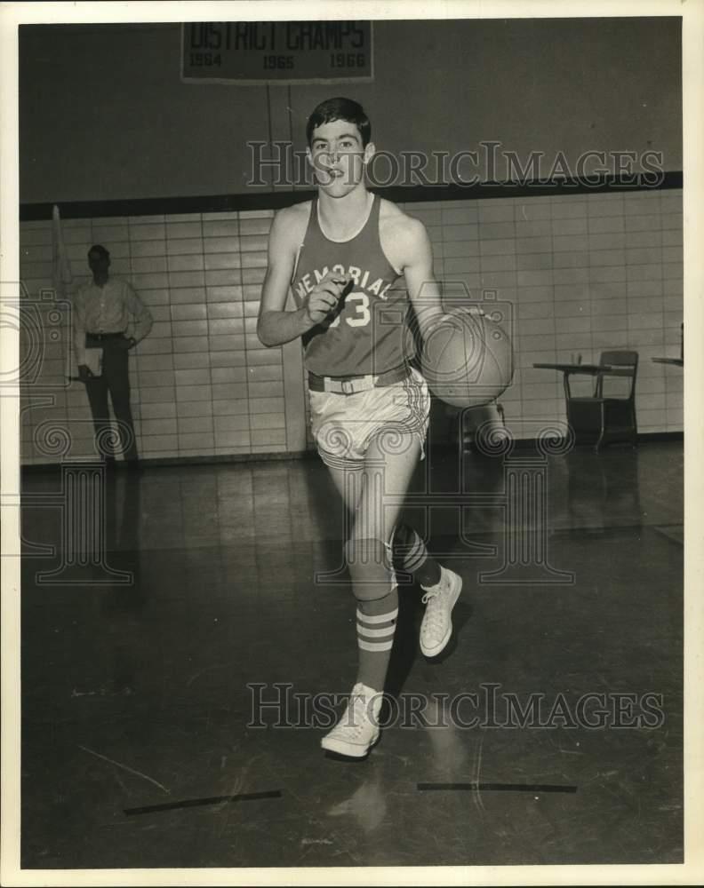 1967 Press Photo Memorial High Basketball Player Clay Van Loozen Dribbles Ball