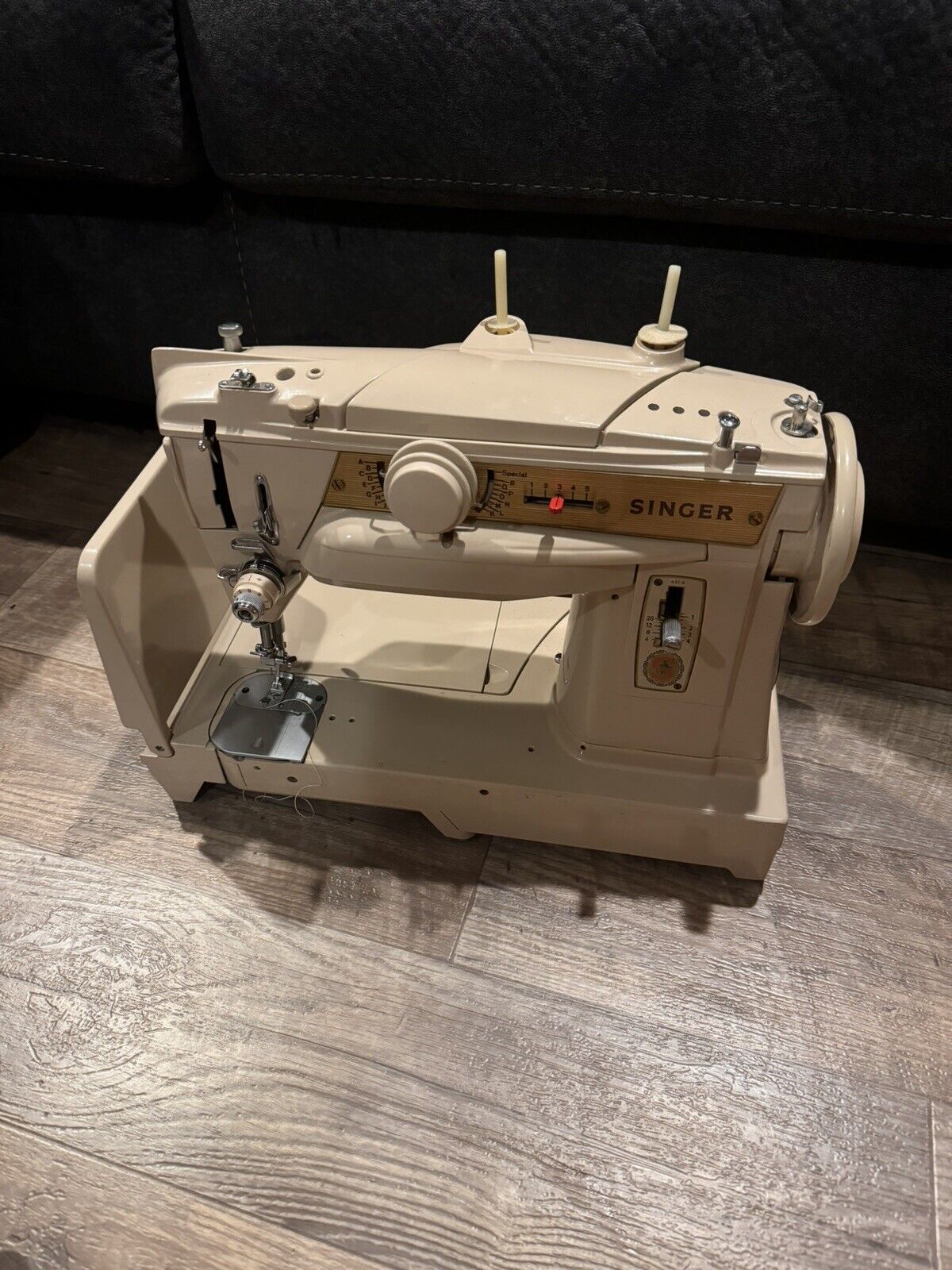 Singer 431-G Sewing Machine With Extras (READ DESCRIPTION)