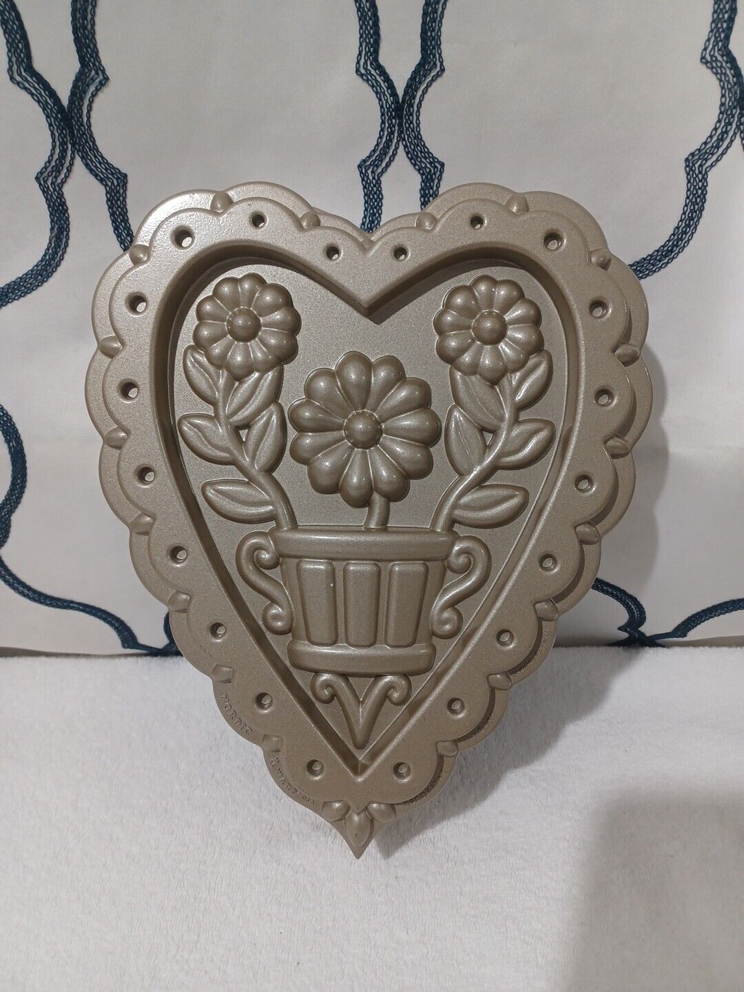 New WILLIAMS SONOMA Decorative Heart  NORDIC WARE Floral 10 Cup Cake Pan