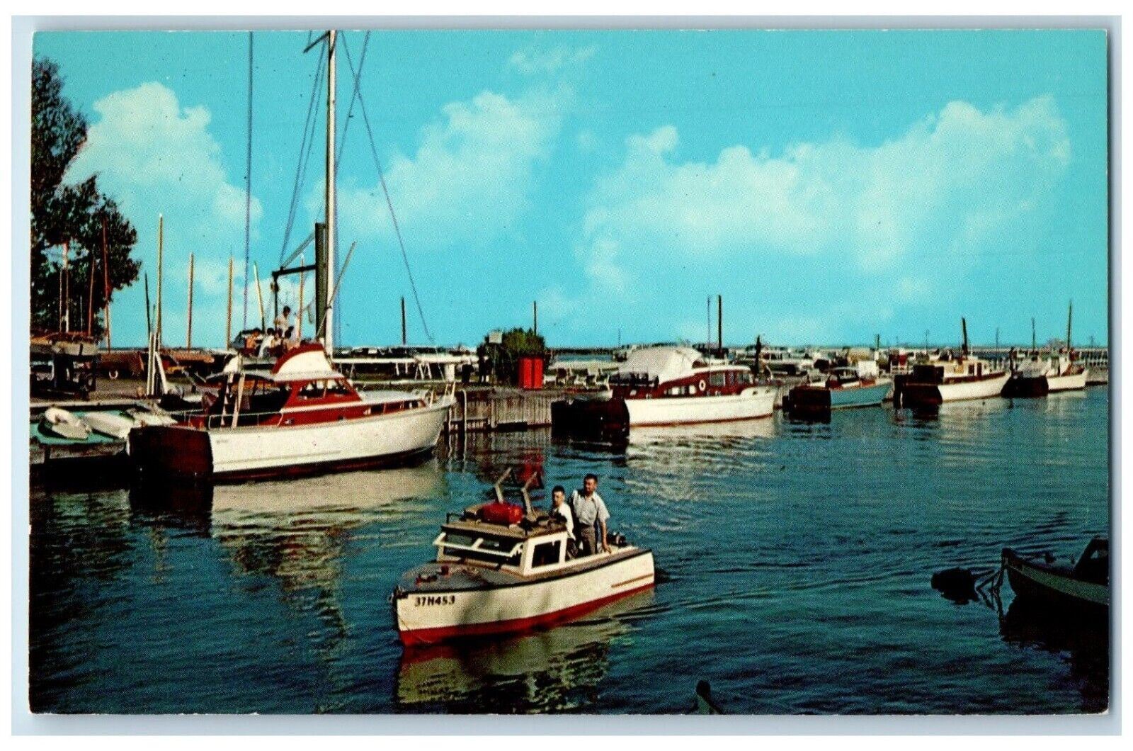 c1950\'s Milwaukee Wisconsin WI, Yacht Club Boats Dock Unposted Vintage Postcard