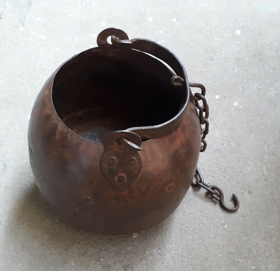 RARE OLD BEAUTIFUL IRON HAND MADE COOKING VEGETABLE POT COLLECTABLE IRON POT