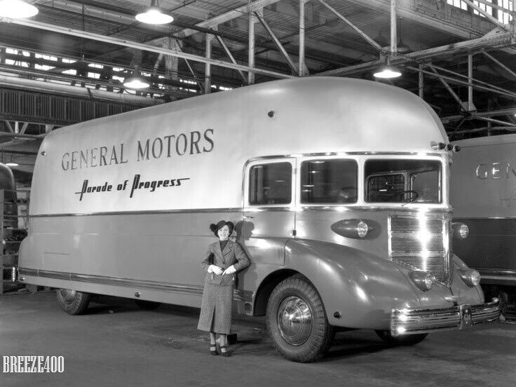 Vintage Transportation Photo/1940's GM's BUS OF THE FUTURE/4X6 B&W Photo Reprint