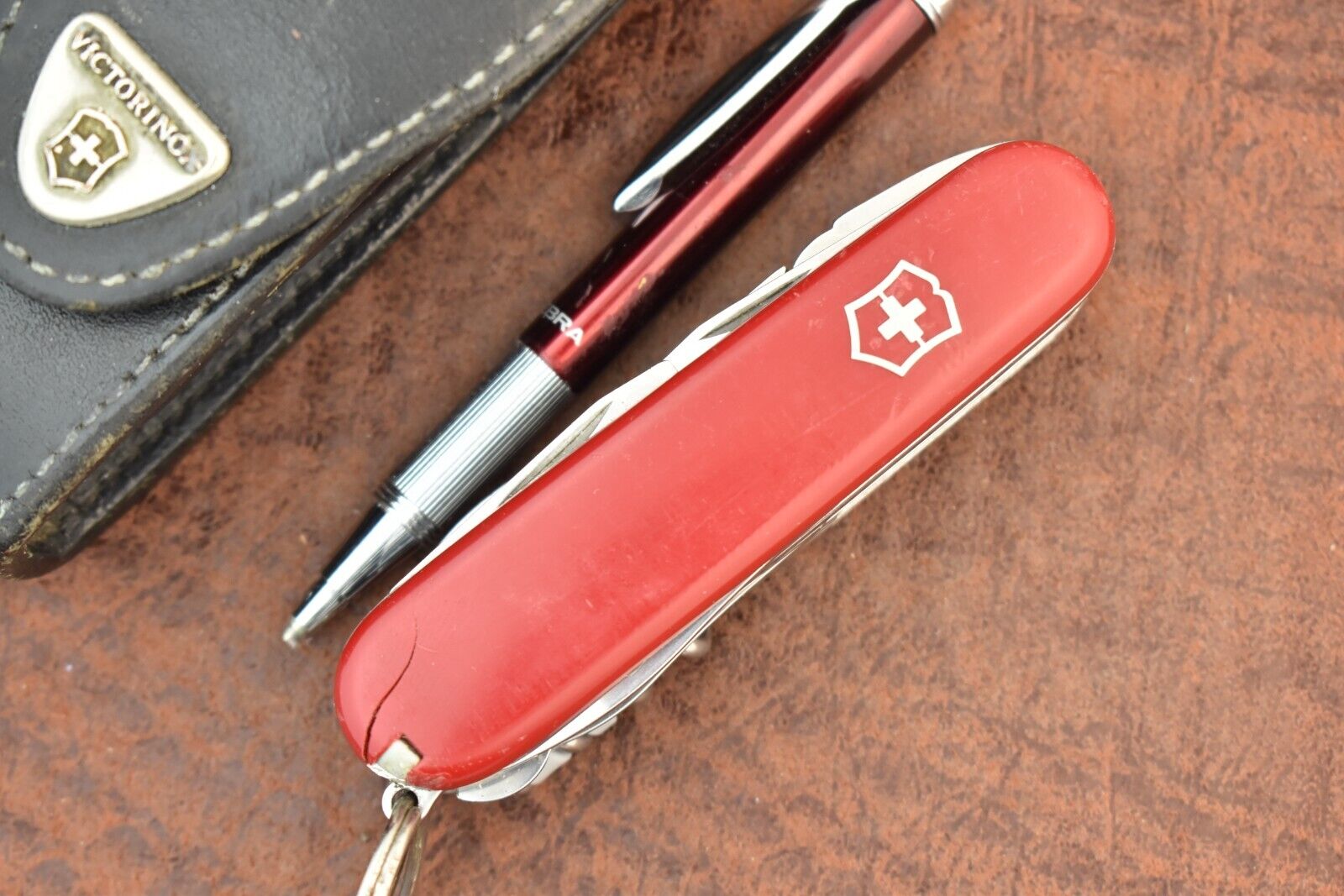 VICTORINOX SWITZERLAND SWISS MADE ARMY RED OFFICER SUISSE KNIFE W/SHEATH (14693)