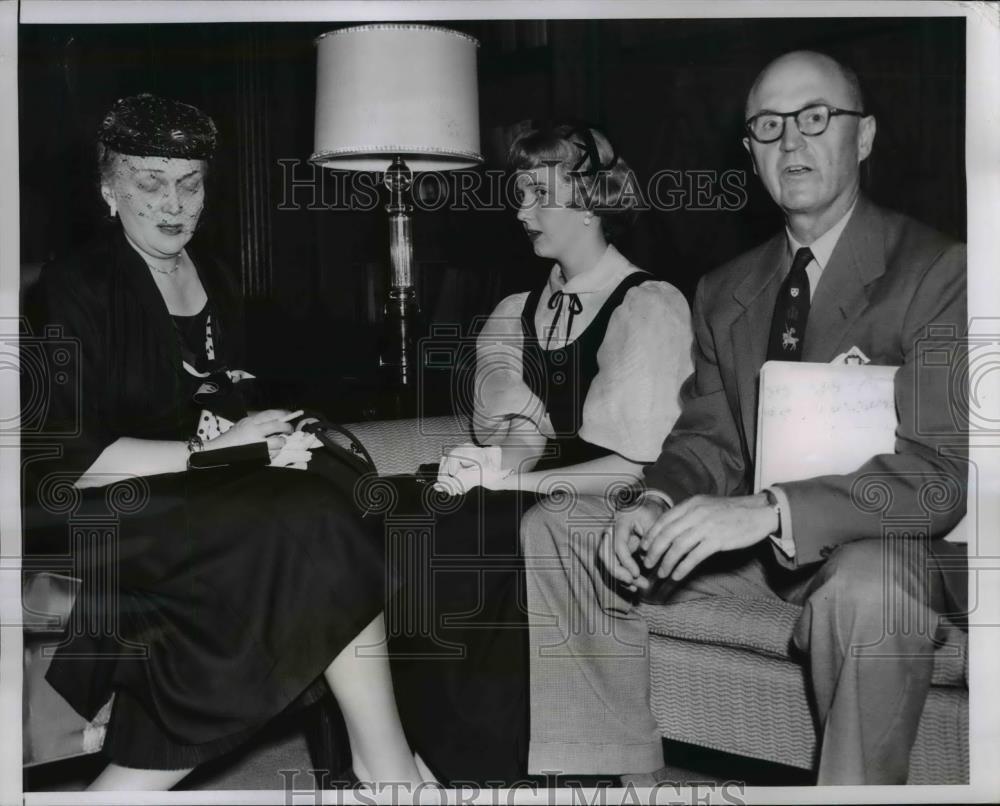 1954 Press Photo Mrs Aleen Ragen, Maureen Ragen and Montgomery Ward Thorne