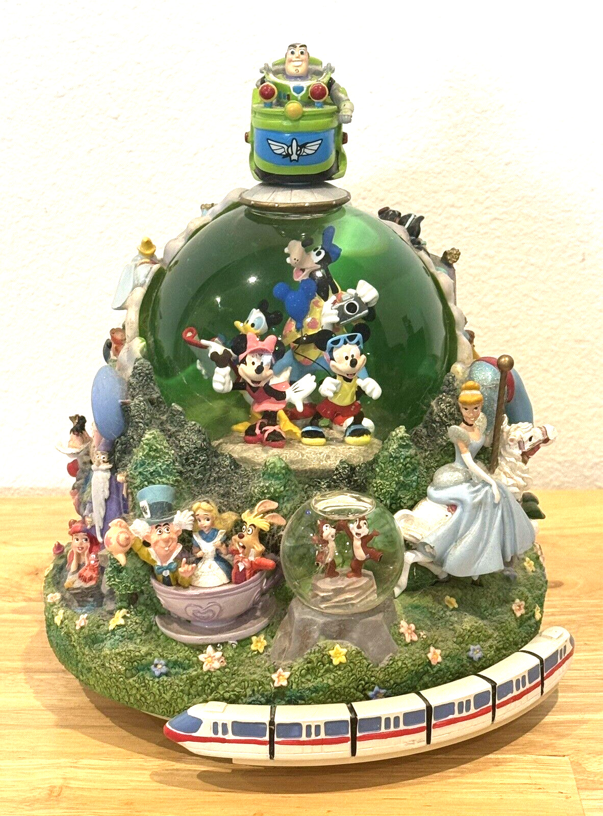 VINTAGE DISNEY PARKS MICKEY MOUSE MULTI CHARACTER MONORAIL MUSICAL SNOW GLOBE
