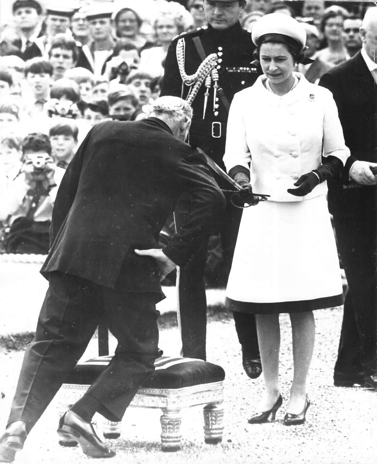 1967 Press Photo HM Queen Elizabeth II Knighthood Francis Chichester yachtsman 