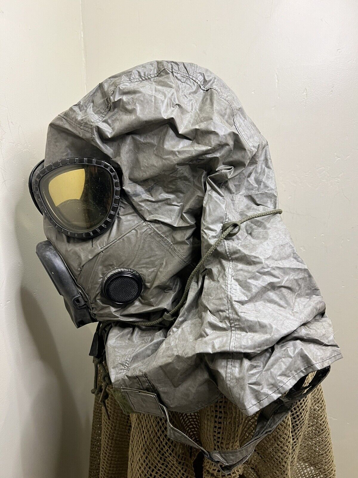 M17A2 Gas Mask, Chemical Biological With M6A2 Hood Medium Desert Storm Era