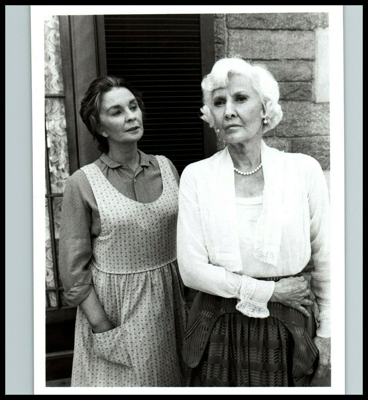 Barbara Stanwyck + Jean Simmons in The Thorn Birds (1983) ORIGINAL PHOTO MC 1