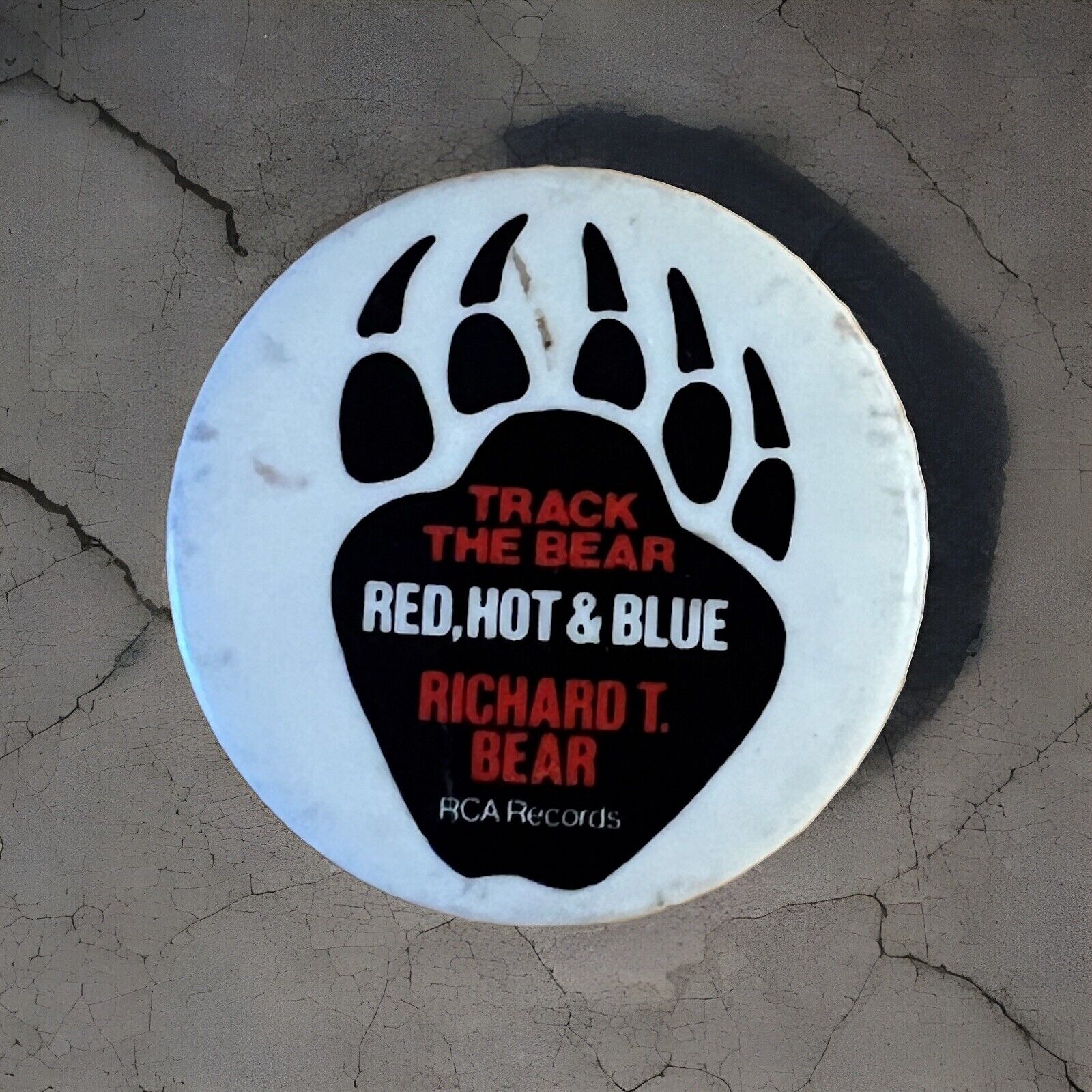 RICHARD T. BEAR: breakin\'  RCA  1972 Vintage Pin