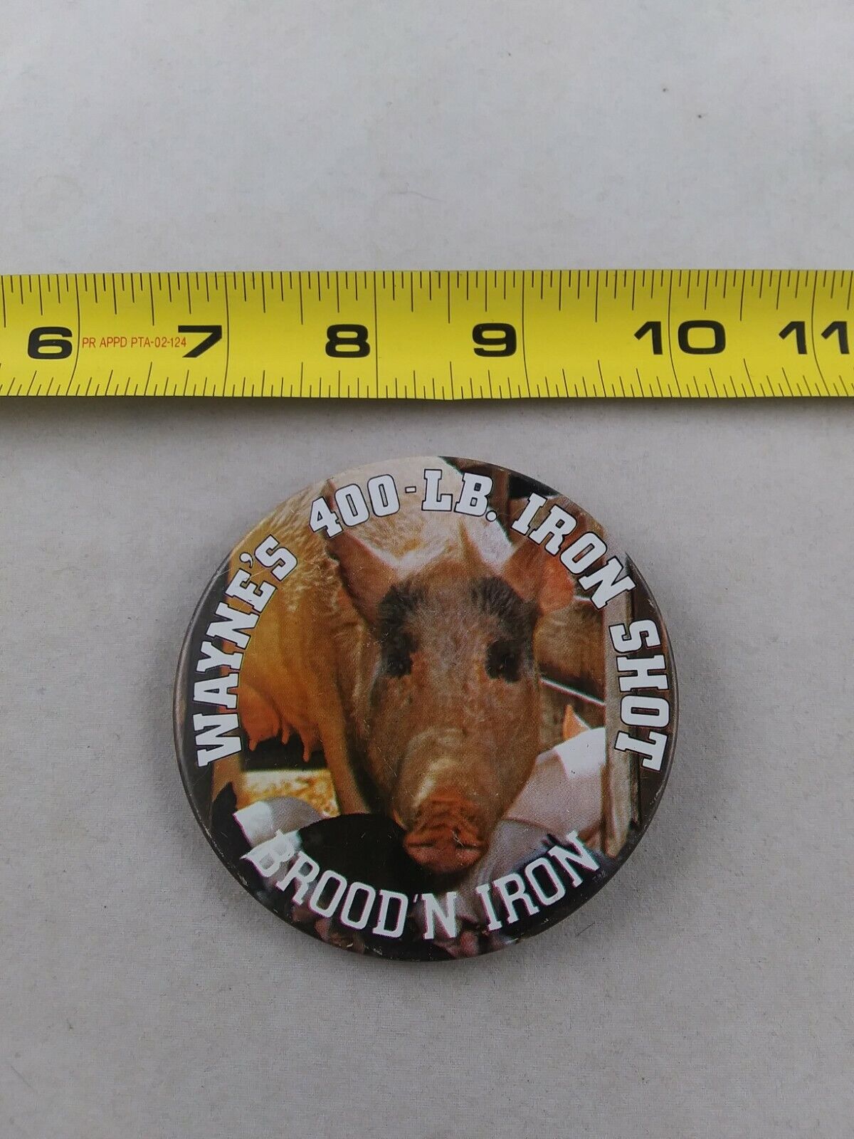 Vintage Wayne's 400 lb. Iron Shot Hog Pig Button Pinback Pin *QQ33