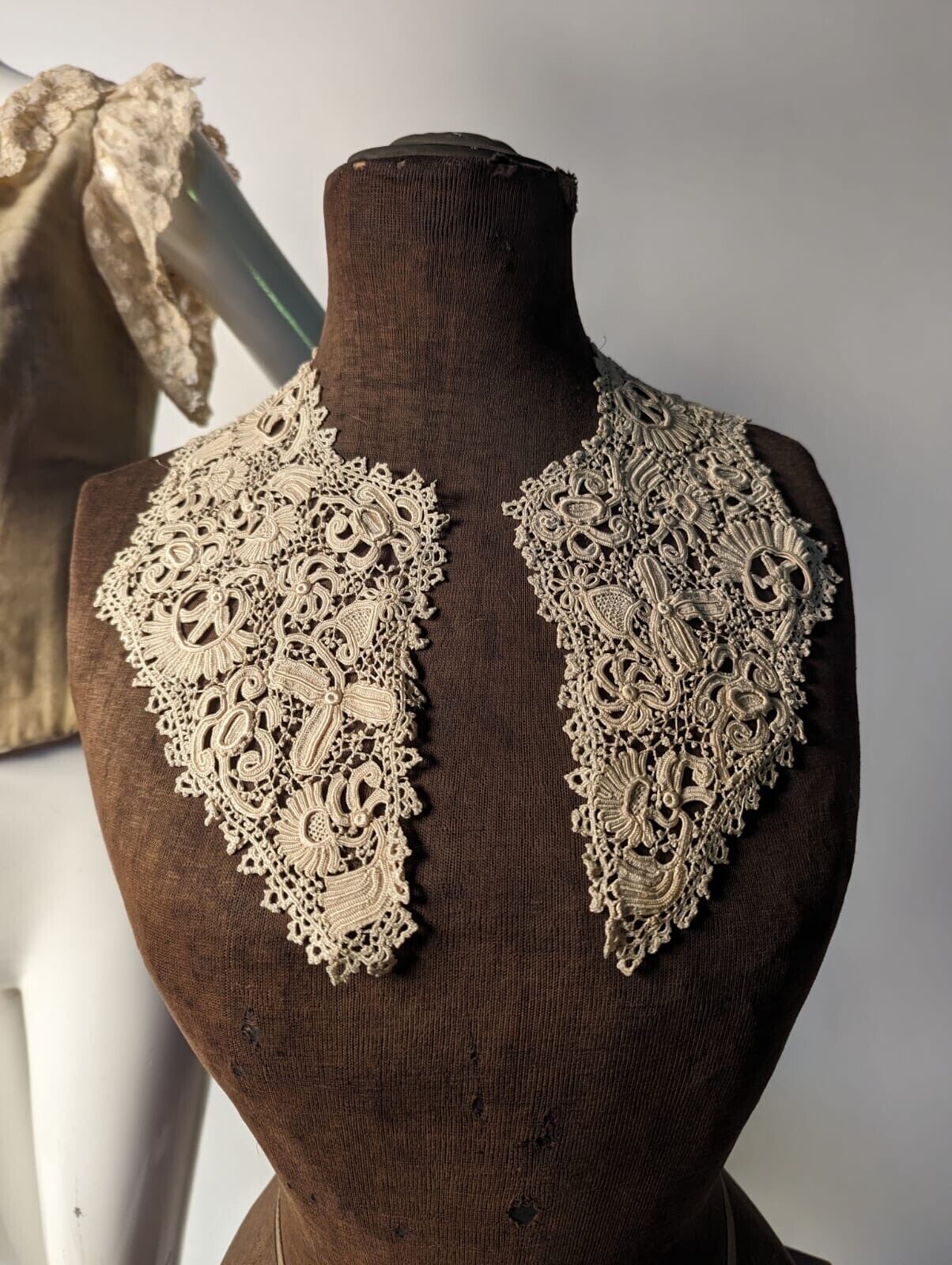 EXCEPTIONAL VICTORIAN HAND MADE IRISH CROCHET LACE COLLAR FOR DRESS
