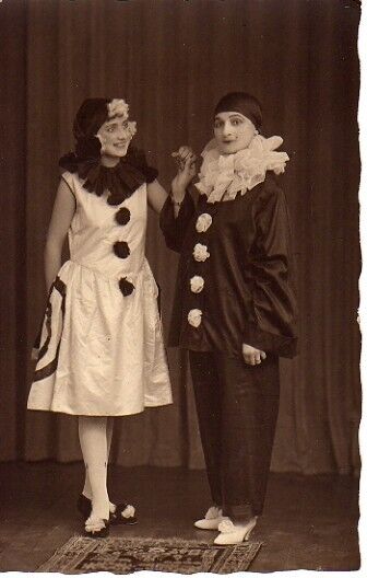 CPA Photo. Pierrot et Colombine.Very good condition visible on scans. PR Payment