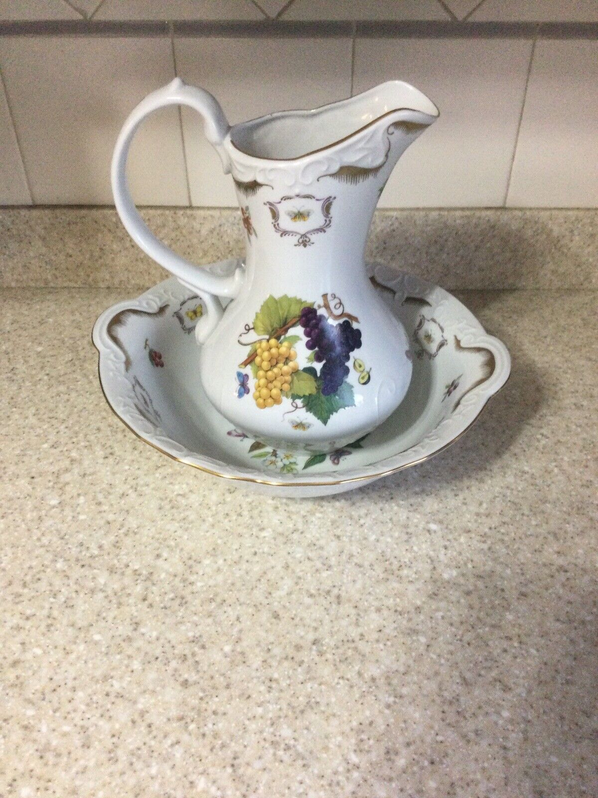 Georgeous Haas & Czjek   Winrose Collection Pitcher And Basin Set