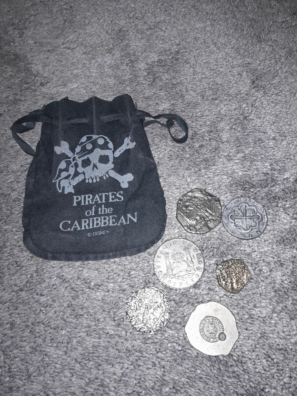 DISNEY WORLD PIRATES OF THE CARIBBEAN PROP TREASURE COINS & POUCH VINTAGE RARE