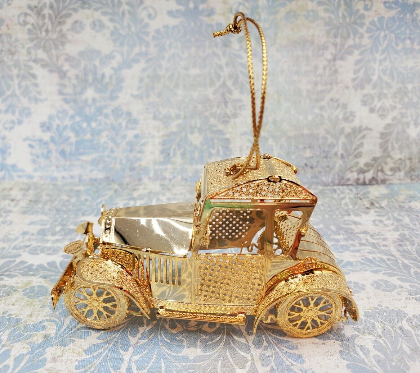 2010 Antique Automobile Danbury Mint Christmas Ornament 23k Gold Plated
