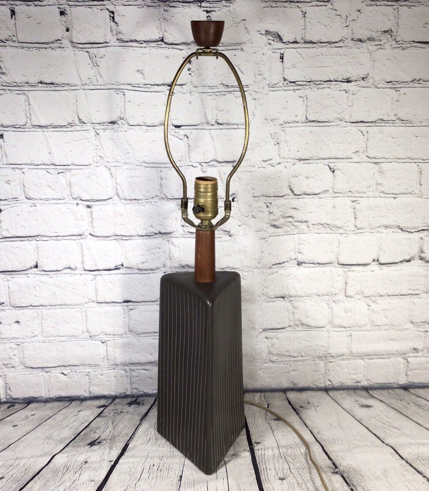 VTG Jane Gordon Martz TRIANGLE 237-30-D9 Marshall Studio teak table lamp Incised