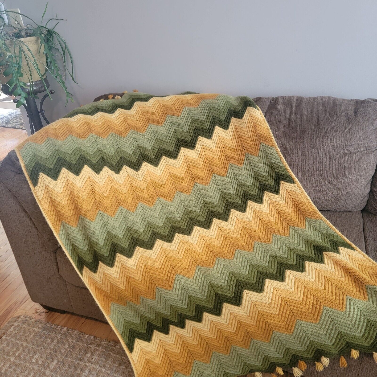 Vtg 70's Afghan Blanket Throw 40” x 64” Handmade Zig Zag Crochet Retro Fringe 