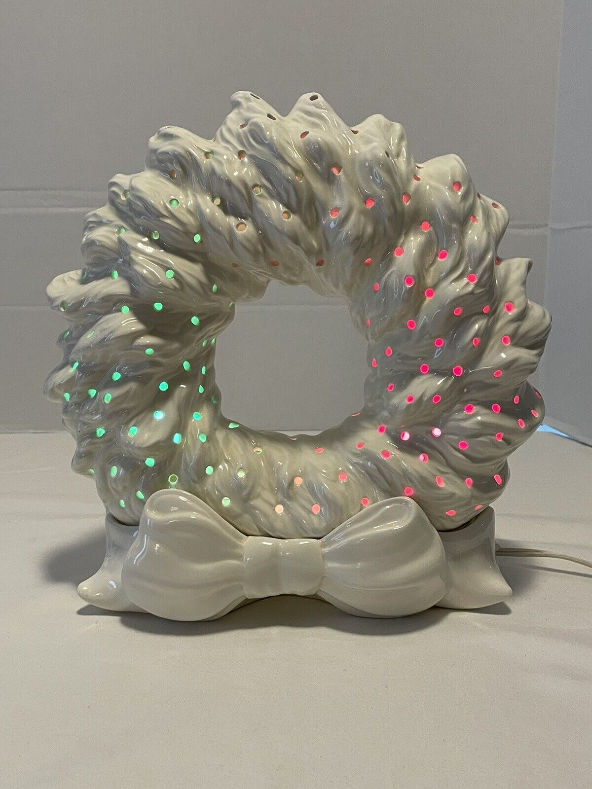 Vintage Ceramic Christmas Wreath White With Light Up Bow Base Holiday