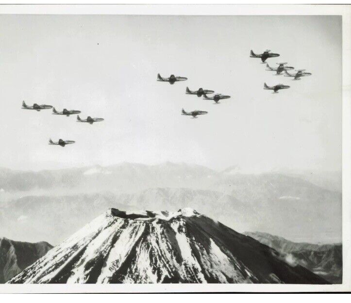 1952 Press Photo USAF Flight of F-80 Shooting Stars Over Mt. Fuji in Japan