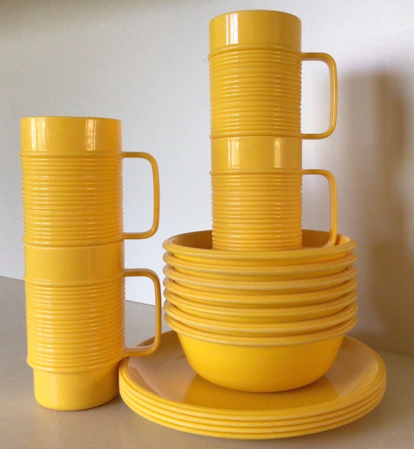 RUBBERMAID ~ Vintage Plastic Picnic Dinnerware ~ Fifteen Piece Set ~ Yellow