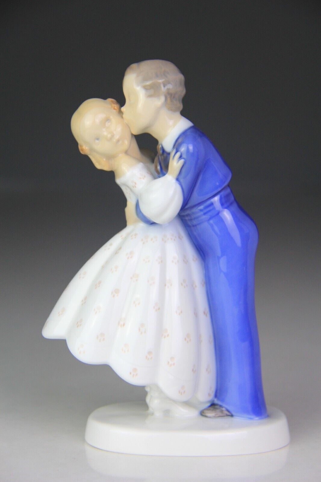 Vintage Bing & Grondahl Figurine Youthful Boldness First Kiss #2162 1958-1962
