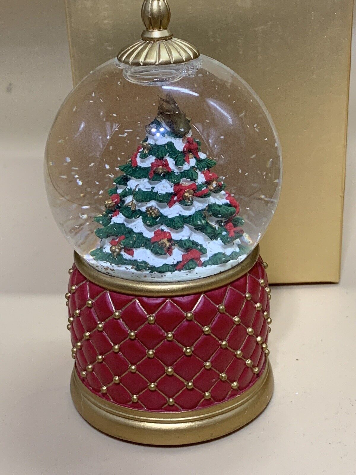 VERY PRETTY MR CHRISTMAS SNOWGLOBE THAT LIGHTS UP AND HAS MUSIC