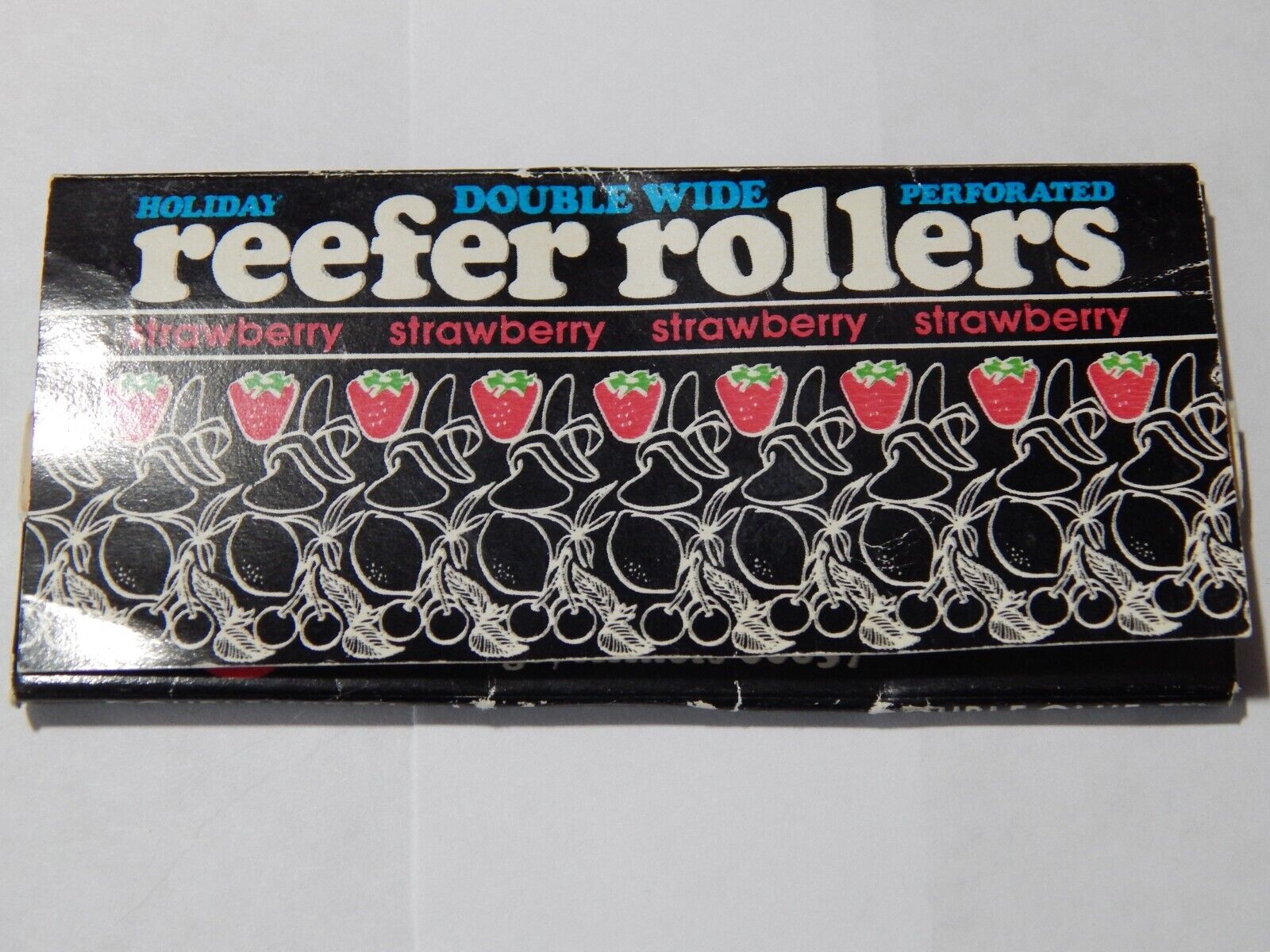 VINTAGE HOLIDAY DOUBLE WIDE PERFORATED REEFER ROLLERS ROLLING PAPER STRAWBERRY