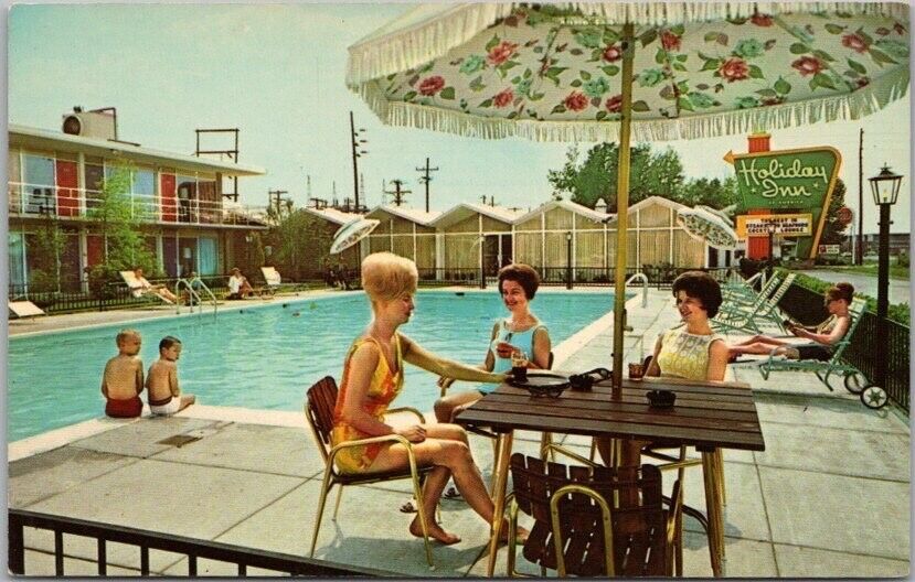 Vincennes, Indiana Postcard HOLIDAY INN MOTEL Pool Scene Highway 41 Chrome 1960s